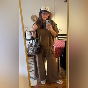 Hi I’m Heather!  Thank you stopping by and checking out my secondhand closet!